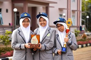 Read more about the article Kegiatan Upacara Bendera Rutin Setiap Hari Senin – SMP QSBS Al Kautsar 561